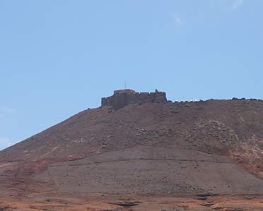 Volc&aacute;n Guanapay coronado por el castillo de Santa B&aacute;rbara