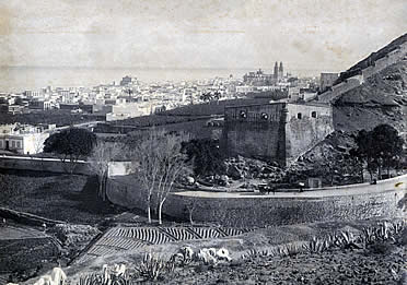 Castillo de Mata y muralla urbana en una estampa de 1893