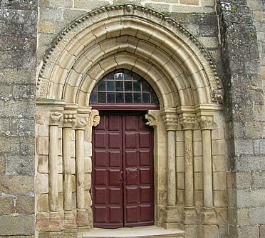 Portada de San Miguel de Lebosende