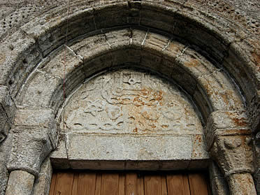 Detalle del t&iacute;mpano de Nosa Se&ntilde;ora do Lodairo, en Carballeda de Avia