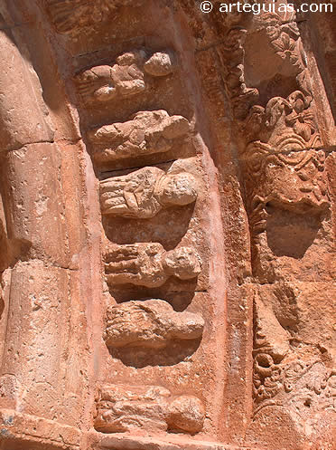 Detalle de la arquivolta historiada