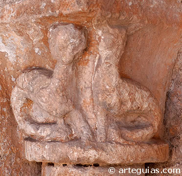 Animales del bestiario fant&aacute;stico muy erosionados en un capitel de la iglesia de Madrigalejo del Monte