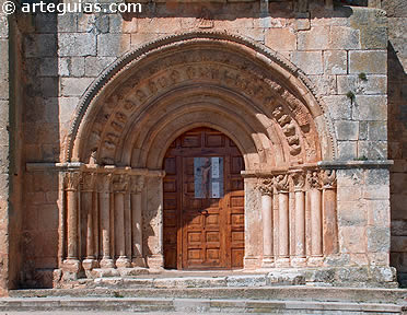Madrigal del Monte. Puerta en el muro sur