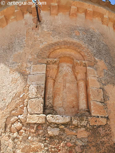&Aacute;bside de mamposter&iacute;a en la iglesia rom&aacute;nica de Villanueva de Gormaz, Soria