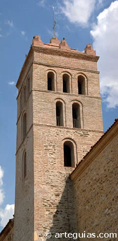 Campnario de mamposter&iacute;a y ladrillo de Miguel&aacute;&ntilde;ez, cerca de Nieva