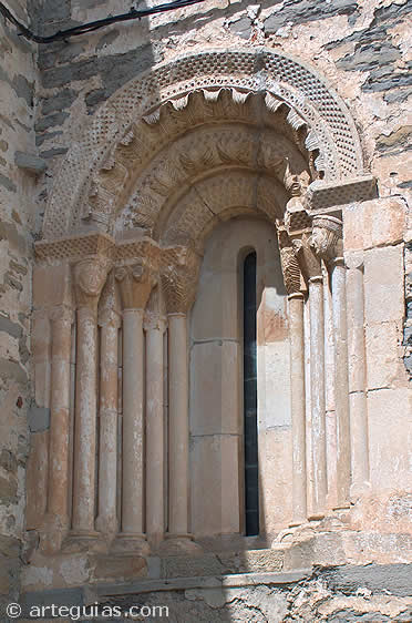 Ventanal de la iglesia de Mi&ntilde;ano Menor