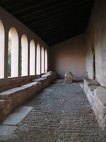Tumbas de tres reinas de Pamplona y los infantes de Lara, en el p&oacute;rtico de San Mill&aacute;n de la Cogolla (Suso)