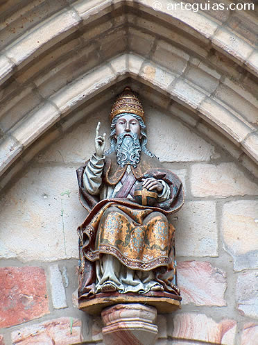 Detalle del t&iacute;mpano de la iglesia parroquial de Arrasate