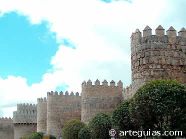 Muralla de &Aacute;vila, con el cimorro al fondo