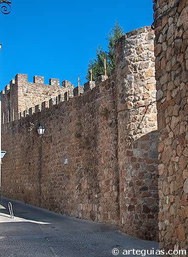 Tramo interior de la muralla de Plasencia