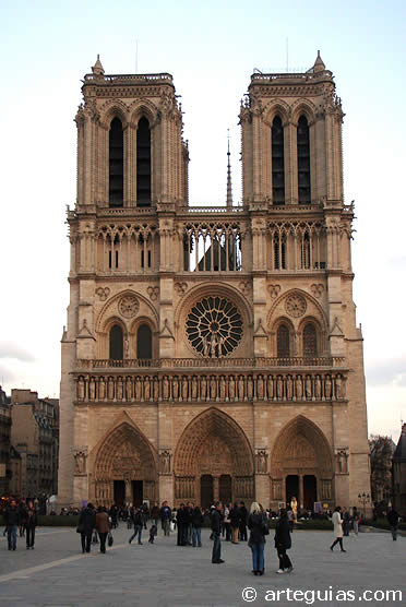Notre Dame de Par&iacute;s en una de las joyas del g&oacute;tico en Europa, en su fase temprana