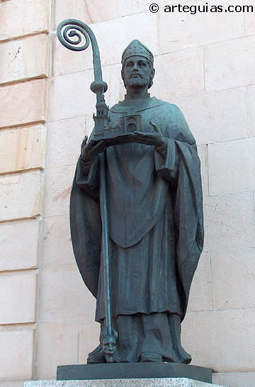 Estatua de Pedro de Osma en Soria