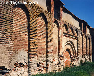 Muro sur de la iglesia de  la Asunci&oacute;n de Pe&ntilde;arandilla, antes de su restauraci&oacute;n
