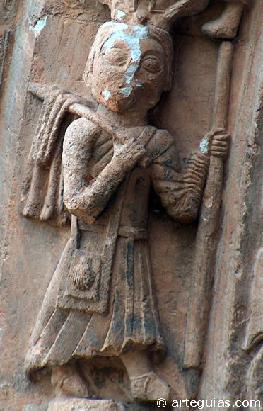 Peregrino a Santiago esculpido en la iglesia de Vallejo de Mena