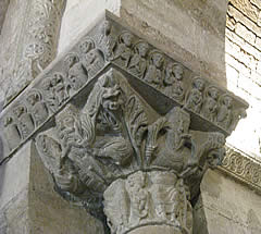 Uno de los capiteles de Santa Mar&iacute;a de Porqueres