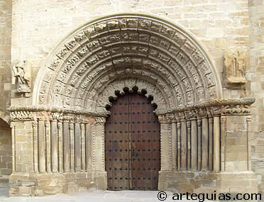 Puerta principal de la Iglesia de Santiago de Puente la Reina