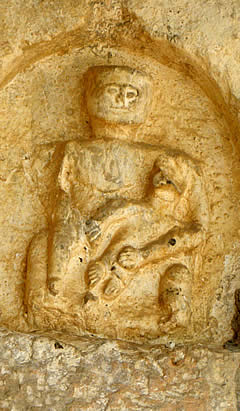 Virgen con el Ni&ntilde;o en la portada de la Mare de D&eacute;u de Puig-Aguilar