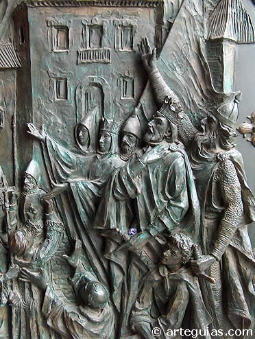 Escena de la Reconquista en una de las puertas de la catedral de la Almudena de Madrid