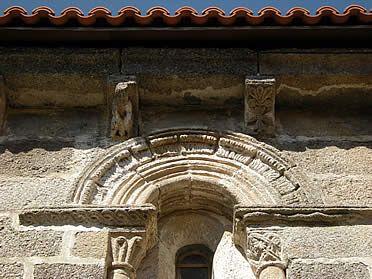 Ventana y canecillos de San Cristovo de Regodeig&oacute;n