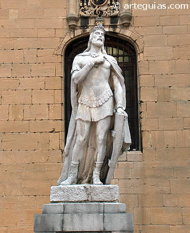 Alfonso II, uno de los principales reyes del reino Astur. Estatua en Oviedo