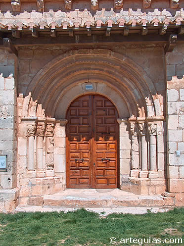 Puerta de la iglesia de Revilla Cabriada, en la Comarca del Arlanza