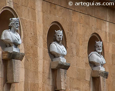 Estatuas de Aurelio, Silo y Mauregato, reyes del siglo VIII en Asturias