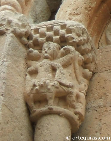 Capitel del &aacute;bside. Iglesia de la Virgen del  Rivero de San Esteban de Gormaz, Soria