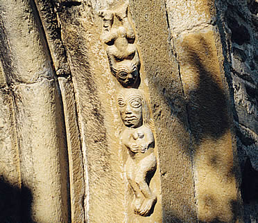 Ad&aacute;n y Eva en una arquivolta de la portada de Santa Eugenia de La Saga