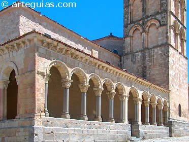 P&oacute;rtico y campanario. San Esteban de Segovia