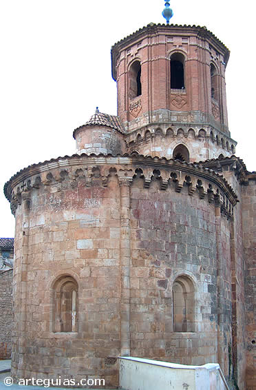 &Aacute;bside la la iglesia de San Miguel de Almaz&aacute;n