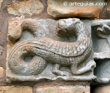 Bestia que parece ser una anfisbena. Puerta sur de Santa Mar&iacute;a del Puerto