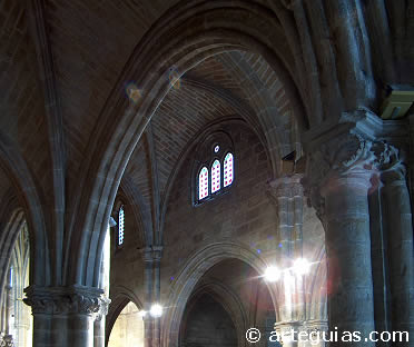 Interior de la iglesia de Santa Mar&iacute;a del Puerto de Santo&ntilde;a. Cantabria
