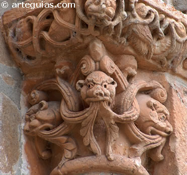 Capitel con leones vomitando tallos vegetales. Santa Marta de Tera
