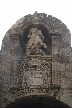 Imagen del Ap&oacute;stol Santiago en una de las puertas de la muralla romana de Lugo