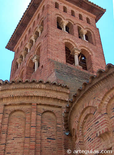 Cabecera y torre de San Tirso de Sahag&uacute;n