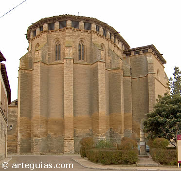 Cabecera g&oacute;tica de la monumental iglesia de Santoyo