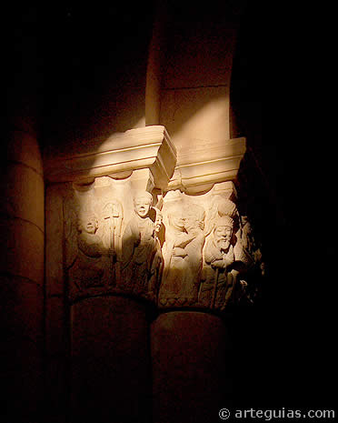 Capitel de la Anunciaci&oacute;n iluminado por la luz. San Juan de Ortega