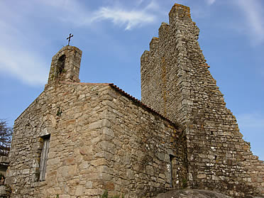 Capilla de Santiago, bajo las Torres del Oeste