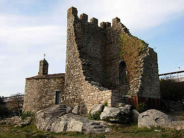 Torres do Oeste: torre&oacute;n y capilla de Santiago