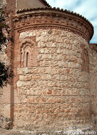 &Aacute;bside de la iglesia de Valdilecha