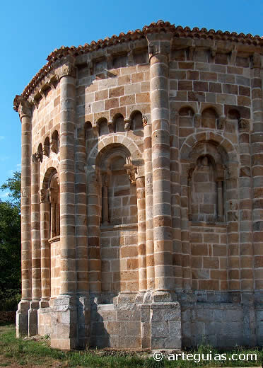 Monumental &aacute;bside de la iglesia de San Lorenzo de Vallejo de Mena