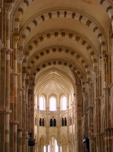 Interior de iglesia de Vezelay, Francia