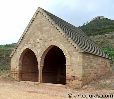 Fuente medieval al pie del Camino. Villamayor de Monjard&iacute;n