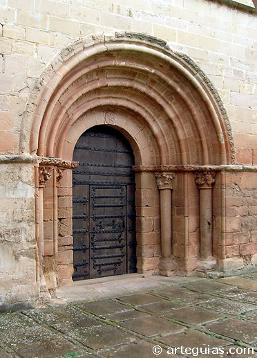 Puerta occidental de la Iglesia de San Andr&eacute;s de Villamayor de Monjard&iacute;n