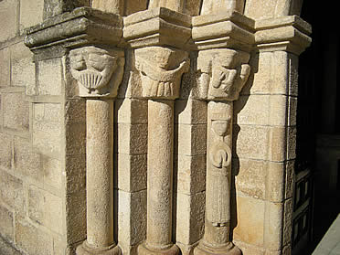 Detalle de la portada occidental de la parroquia de Vilar de Santos