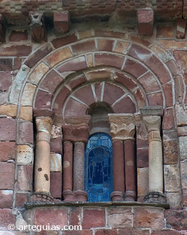 Ventanal con elementor prerrom&aacute;nicos de la iglesia de Villavelayo