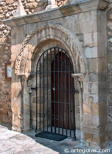 Puerta rom&aacute;nica de Viveda, junto a Torrelavega
