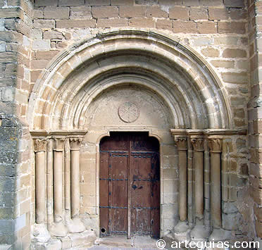 Puerta principal de la Iglesia de San Andr&eacute;s de Zariquiegui