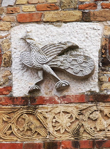 Abad&iacute;a de Pomposa: relieve escult&oacute;rico