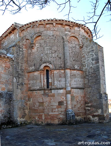 Rioseco de Soria: &aacute;bside de la iglesia con sus bellas arquer&iacute;as medio en ruinas